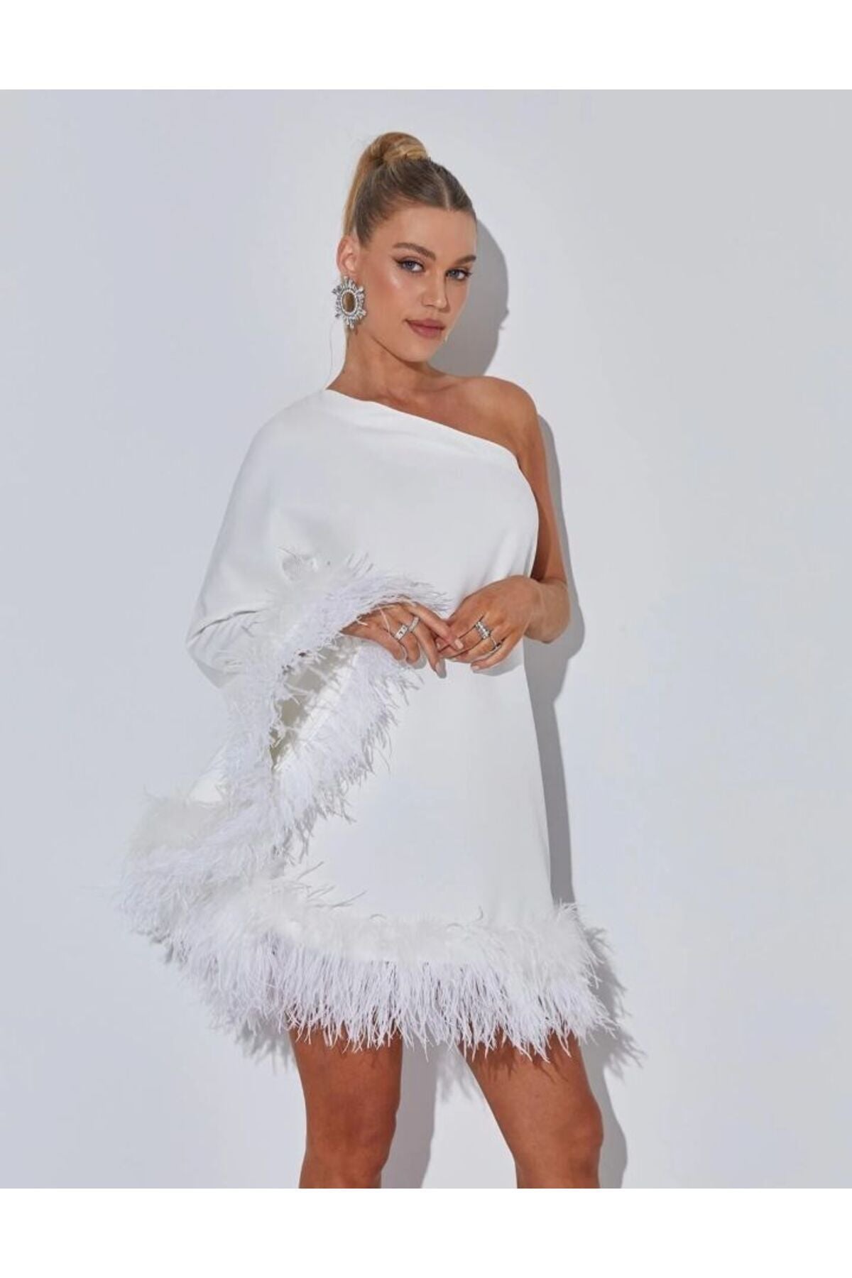 Marguerite-ıv Kol Ucu Tüylü Asimetrik Kesimli Tek Kol Mini Elbise